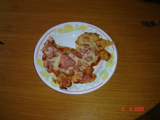 ker je moja nečakinja v vrtcu raca, smo jo seveda morale narediti tudi iz pizze