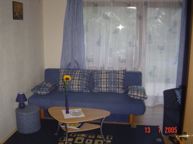 Living room with two extra beds on this comfortable sofa (150 cm X 200 cm).
Dneva soba z 