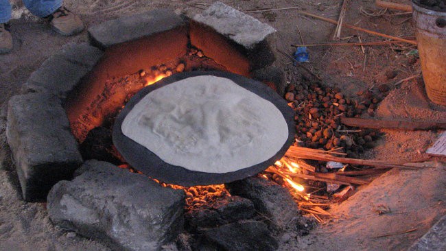 Peka kruha v beduinski vasi
