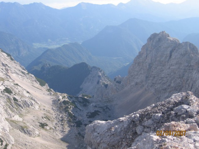 Pogled z Begunjskega vrha: desno Vrbanove, sredina Mlinarice, levo delček Cmira