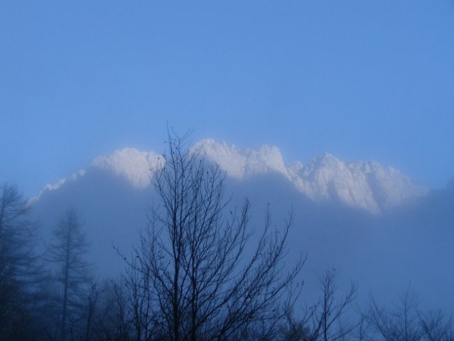 Mrzla gora skozi meglene koprene jutra
