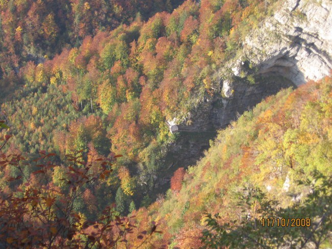 Koča pri izviru daleč spodaj