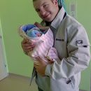 Ponosen očka in hčerkica- odhod iz porodnišnice