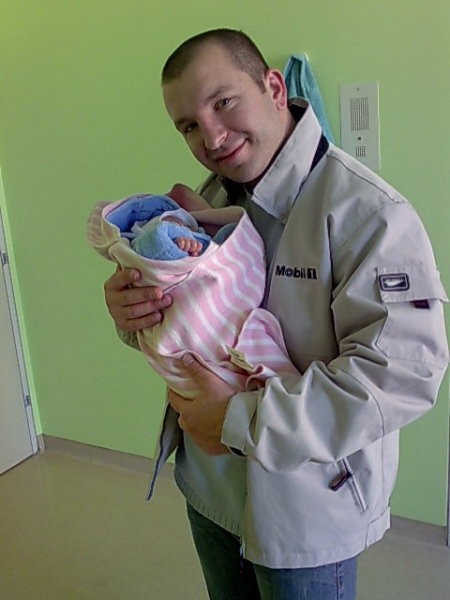 Ponosen očka in hčerkica- odhod iz porodnišnice