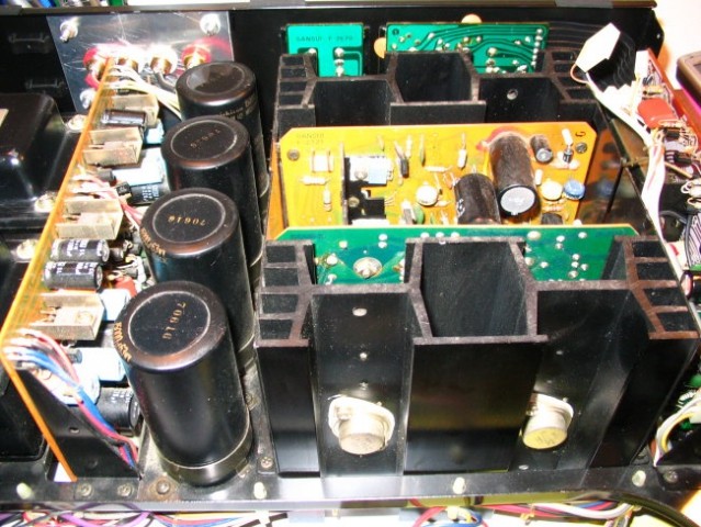 F-2663 (napajanja); F-2717 i F-2722 (power amp) - prije obnove
Na slici se vidi učinak 