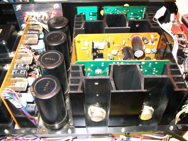 F-2663 (napajanja); F-2717 i F-2722 (power amp) - prije obnove
Na slici se vidi učinak 