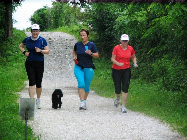 štiri dame tečejo v cilj
