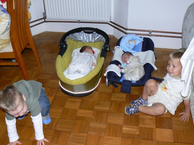 Arne in Joštov bratec sta nagajivo tekala okoli naju, ko sva spala.