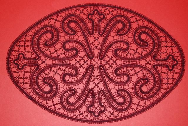 Bordo rdeč ovalni prtič (velikost 40 x 27 cm)