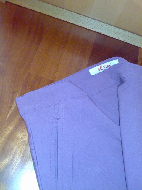 Vijolične hlače (barvo spremenijo na različni svetlobi), udobnega materiala, nikoli nošene