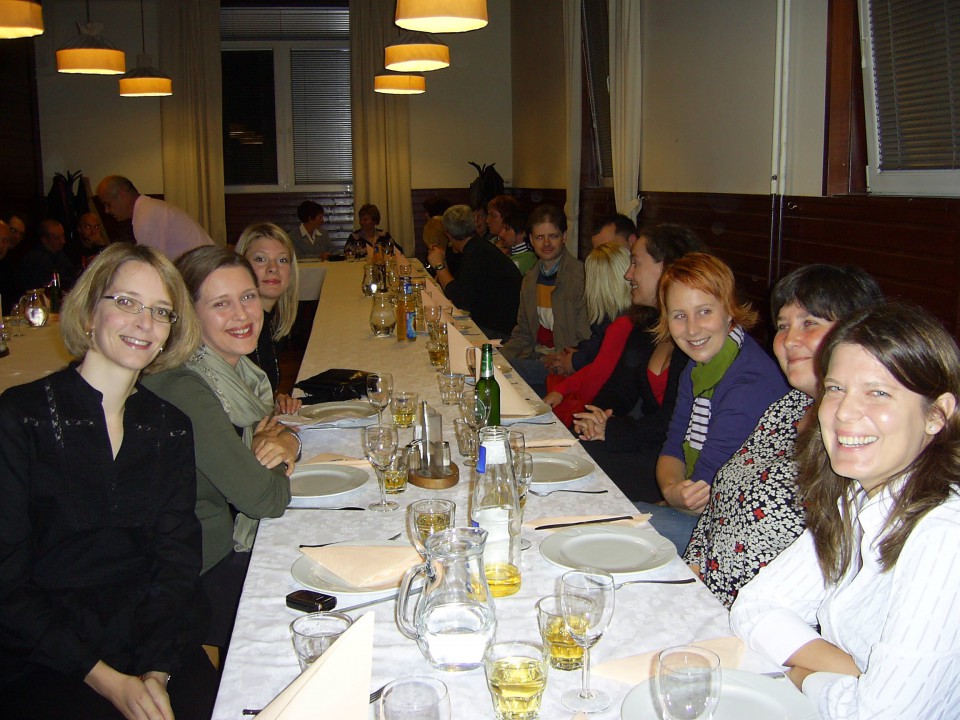 Tuki pa malo mešano B-ejevke, A-jevke in C-ejevke.
Barbi, Jelena, Polona, Simona, Tina,Te