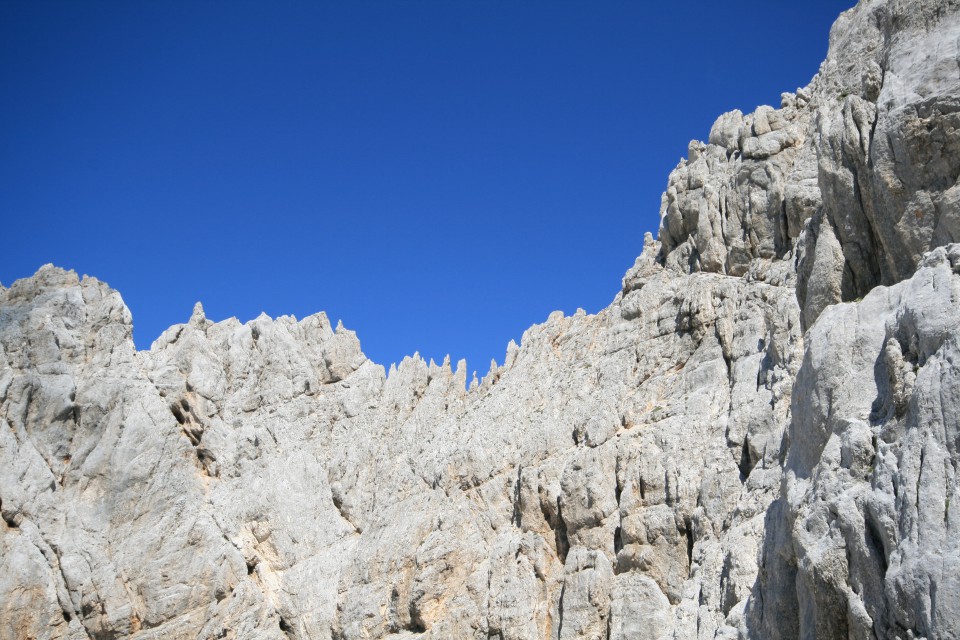 greben Rokav - Škrlatica, na sredini tik pod turni tri pikice - nemški plezalci
