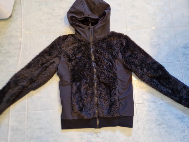 Lelosi črna fluffy jopa M (basic), ustreza tudi S 7 eur