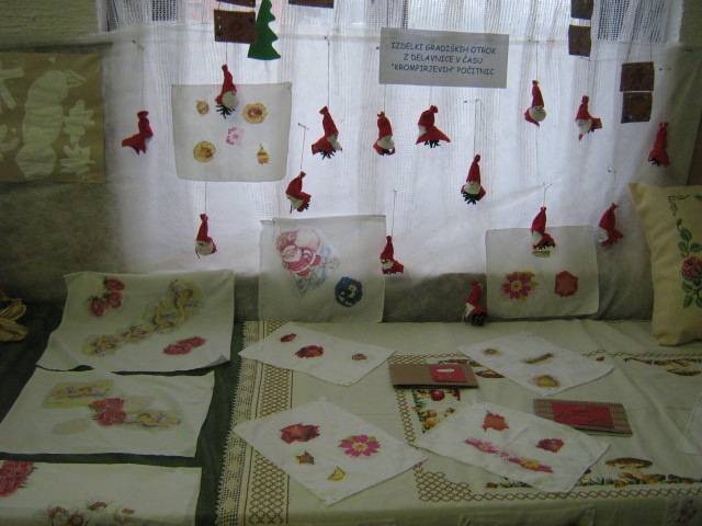 Izdelki gradiških otrok iz krompirjevih počitnic na božični razstavi 2008