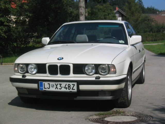 Zadnji BMW s tapravim izgledom in dvojnimi lučmi