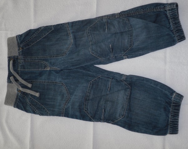 6. kavbojke, temen jeans, 1x oprane
št. 104
cena 5 eur
REZERVIRANO