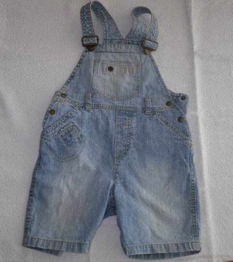 8. H & M svetel, peskan jeans
kratke hlače
št.86
cena: 4 eur
REZERVIRANO