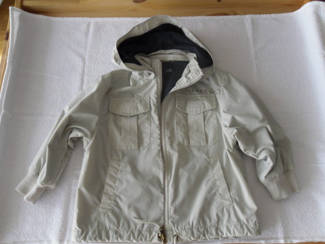 H&M (L.O.G.G)
prehodna jakna na kapuco, dve tanjši plasti
št.104
cena: 9 eur (REZERVIRA