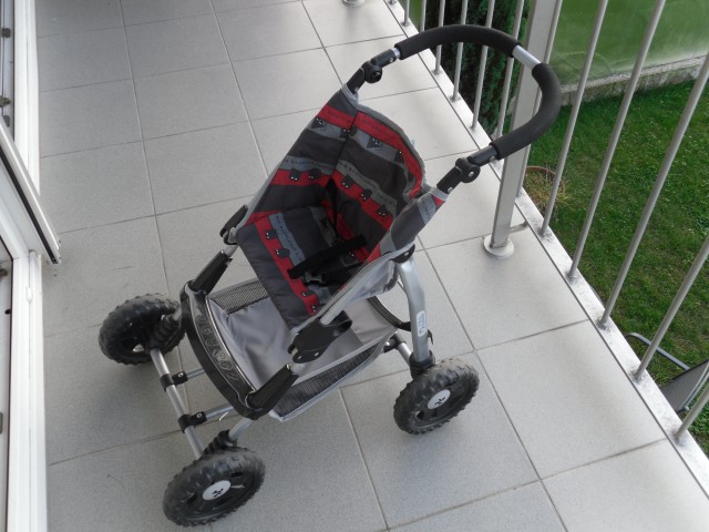 Športni voziček s košarico in
nastavkom za noge