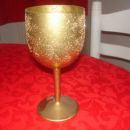 Steklen kozarec, posprejan z zlatim sprejem in povaljan v zlatem prahu.
Prekrasen okras n
