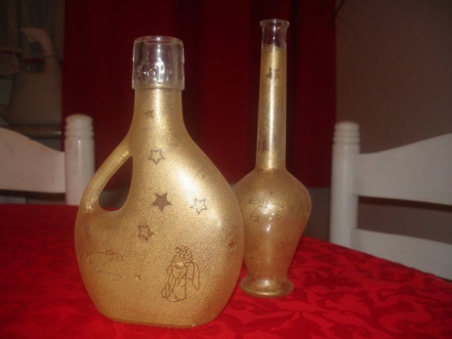 Steklenice za likerje.
Obdelan s tehniko peskanja z zlatim prahom. Tudi oblepljen s samol