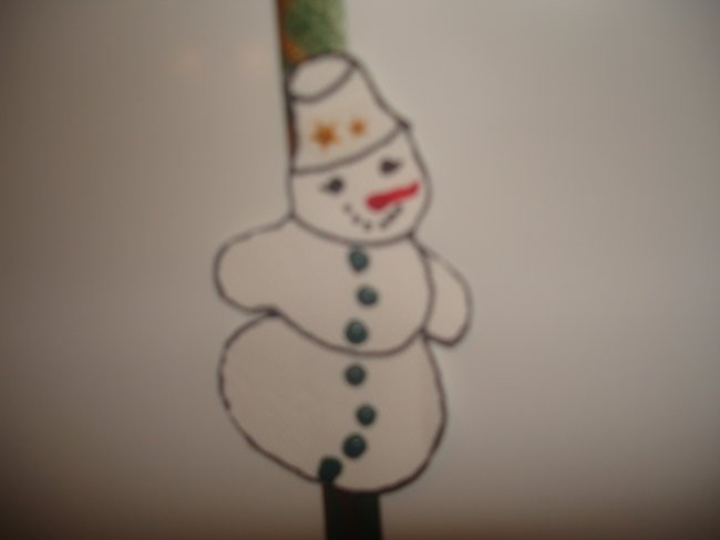 Sneženi mož iz risalnega lista, porisan z lepljivimi barvami za steklo, da je izgled gumbo