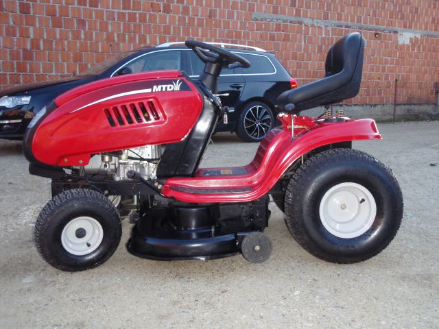 MTD LG 175-107 / 17,5 KS - parkovni traktor - foto