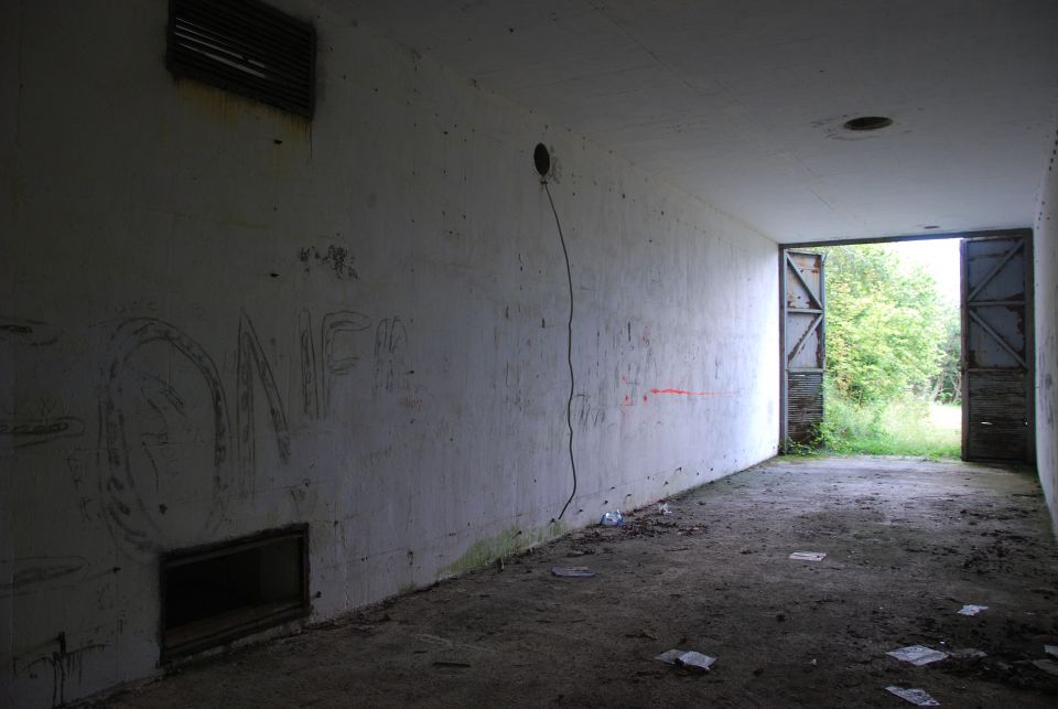 Notranjost poveljniškega bunkerja.