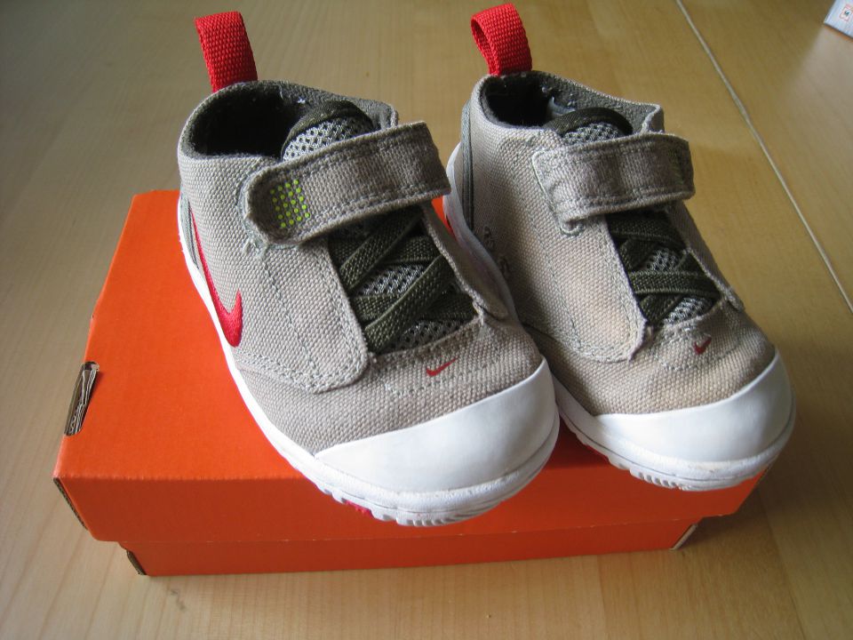 Nike platneni supergi, št. 21, 8 eur