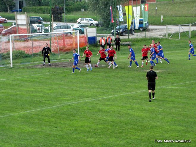 Nogomet Šmarje : Slovenska Bistrica - foto povečava