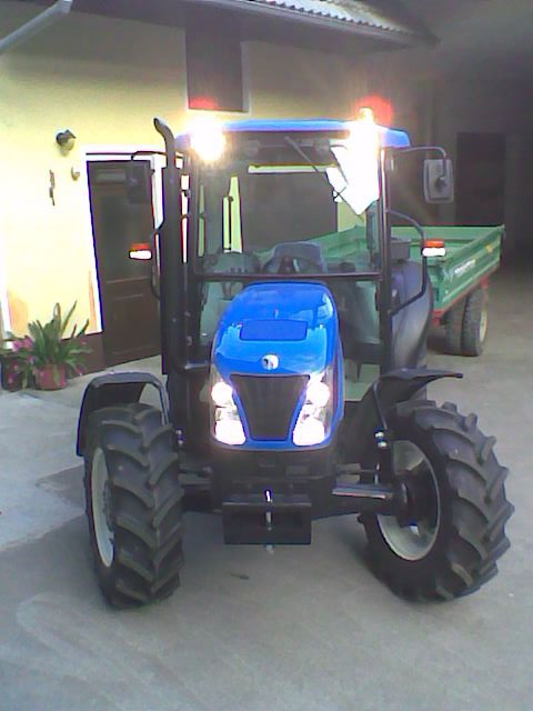 Nov traktor - foto povečava