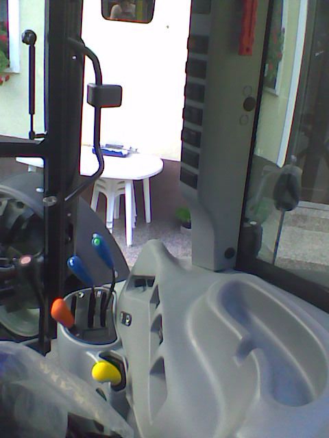 Nov traktor - foto