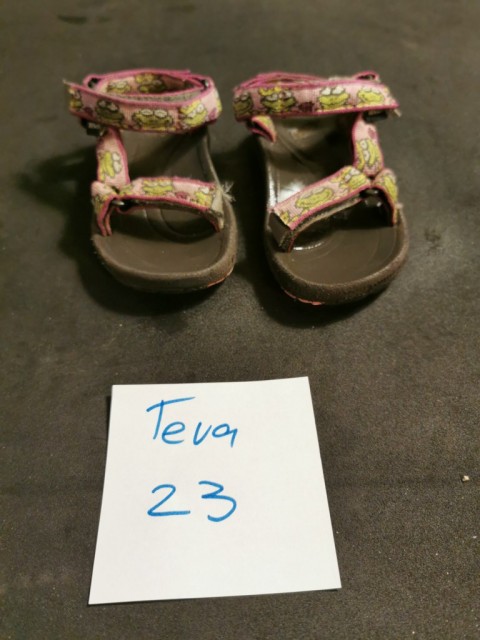 Teva sandali 23, 6 €