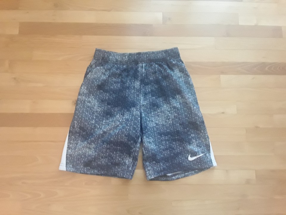 Nike kratke hlače 152, 10€