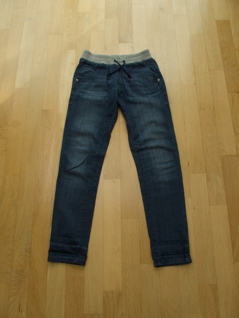 OKAIDI jopa s kapuco + NEXT jeans št. 152 (12 let)