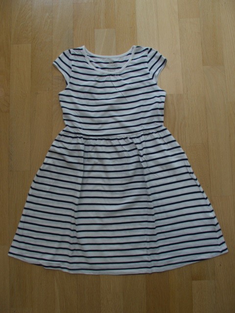 1x oblečena H&M oblekica št. 134-140 (8-10 let); 6 eur