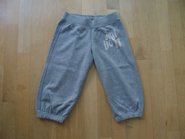 NIKE komplet kratka majica in 3-4 hlače 10 let