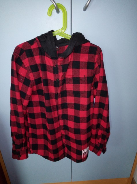 134-140 karirasta rdeča srajca s kapuco 8€