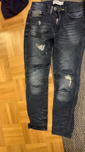 146 ohranjene moderne raztrgane jeans hlače, kavbojke 7€