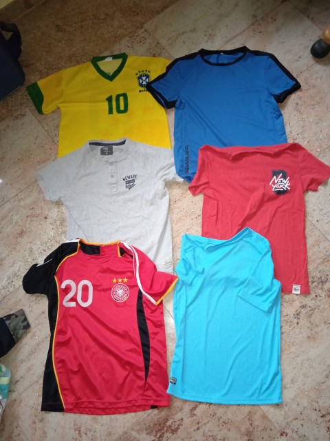 146 in 152 kratke majice za fanta. Maribor 12€