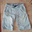 122-128 jeans kratke hlače 3€. Maribor