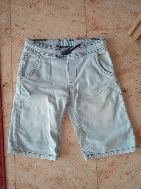 122-128 jeans kratke hlače 3€. Maribor