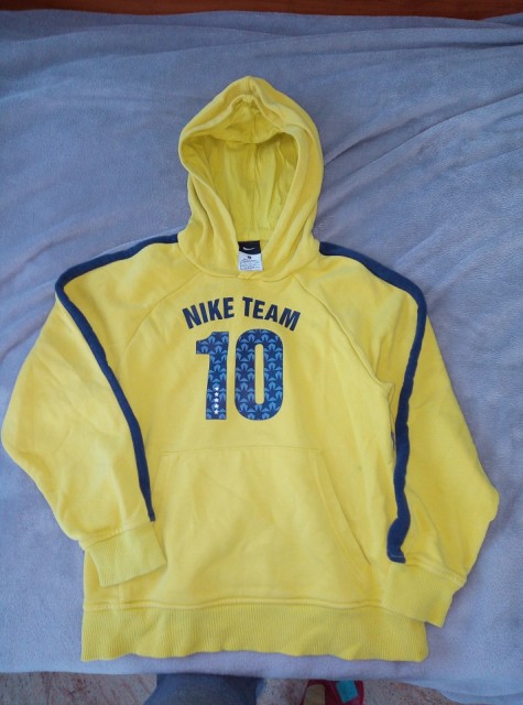 Rumena nike 10. Jopa kapucar 134-140 5€