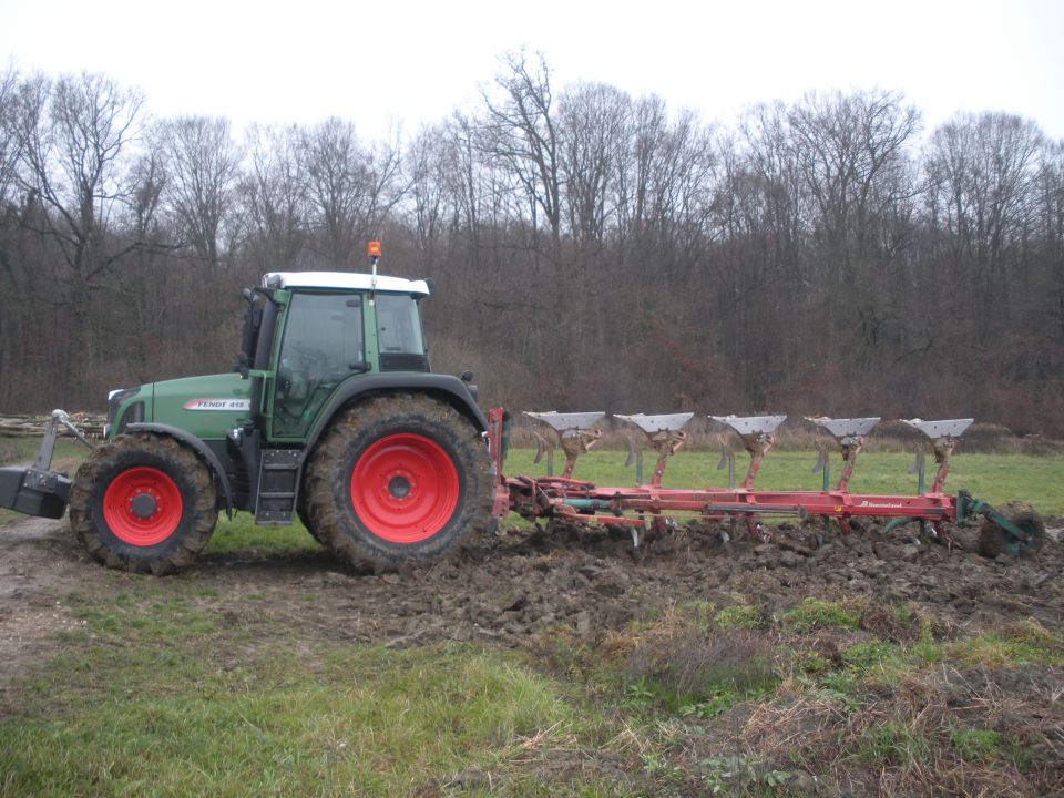 Oranje Fendt 415 - foto povečava