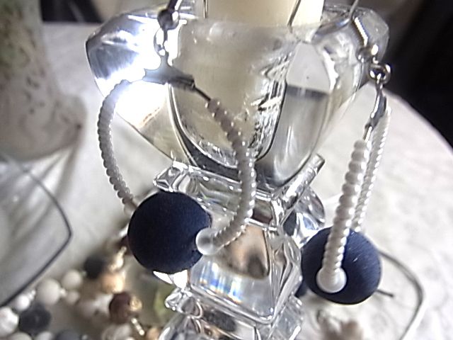 uhani z žametno modro kroglico in biserno belimi perlami