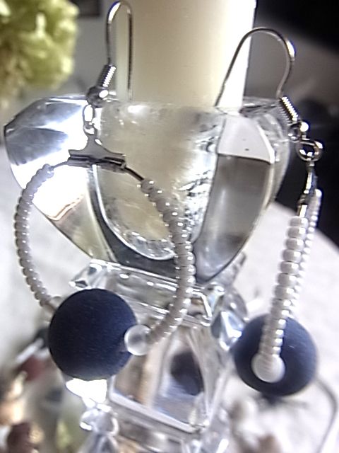 Uhani z žametno modro kroglico in biserno belimi perlami