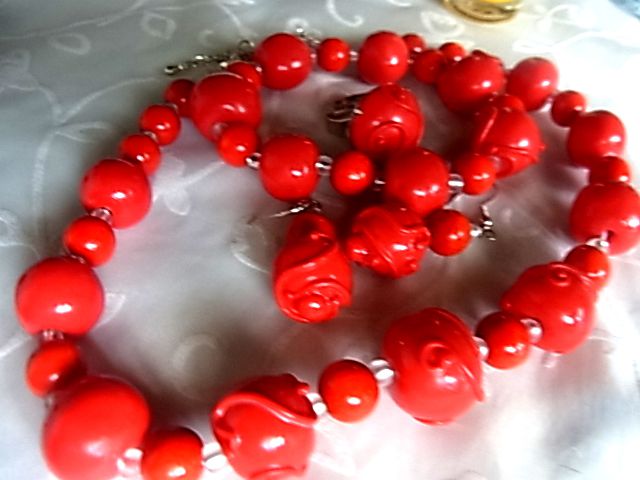 Komplet nakita iz rdečih kroglic