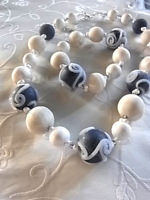 belo modra ogrlica in zapestnica