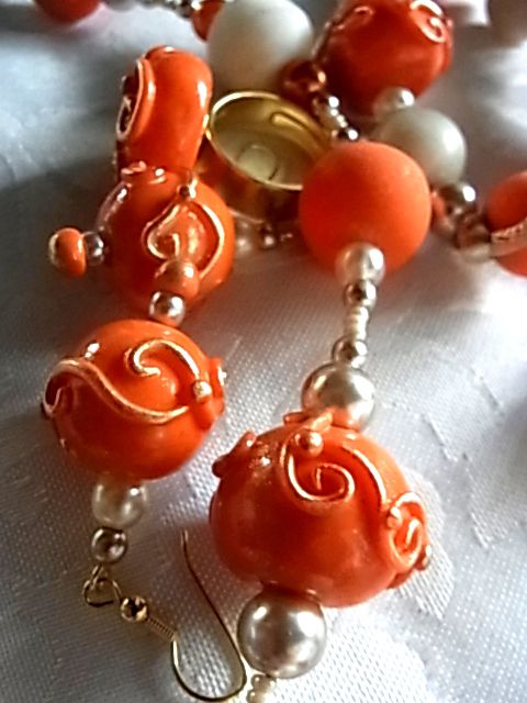 ogrlica in zapestnica v zlati, bež in oranžni