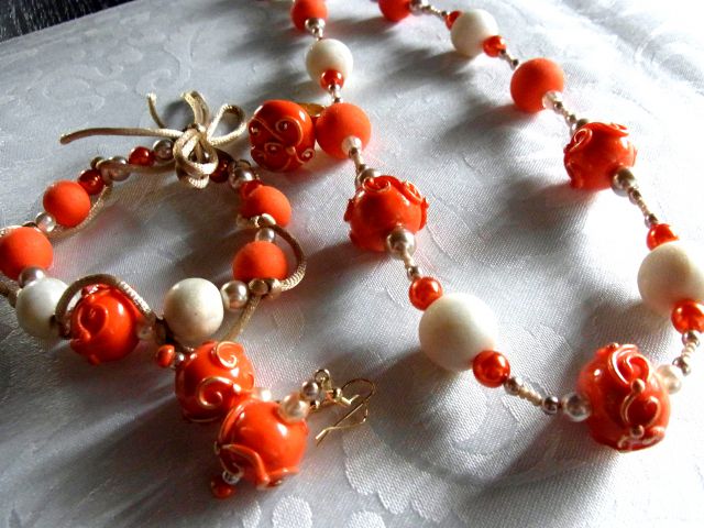 Komplet nakita ogrlica, zapestnica in uhani v zlati, bež in oranžni